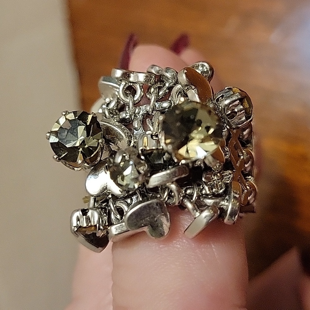 Statement Ring With Stretch Band - Picture 4 of 5